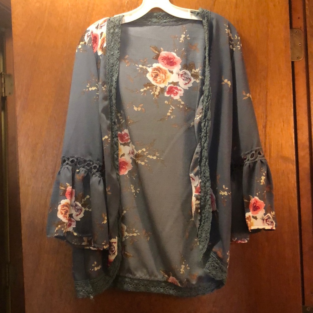 Women’s size large light-weight jacket gray